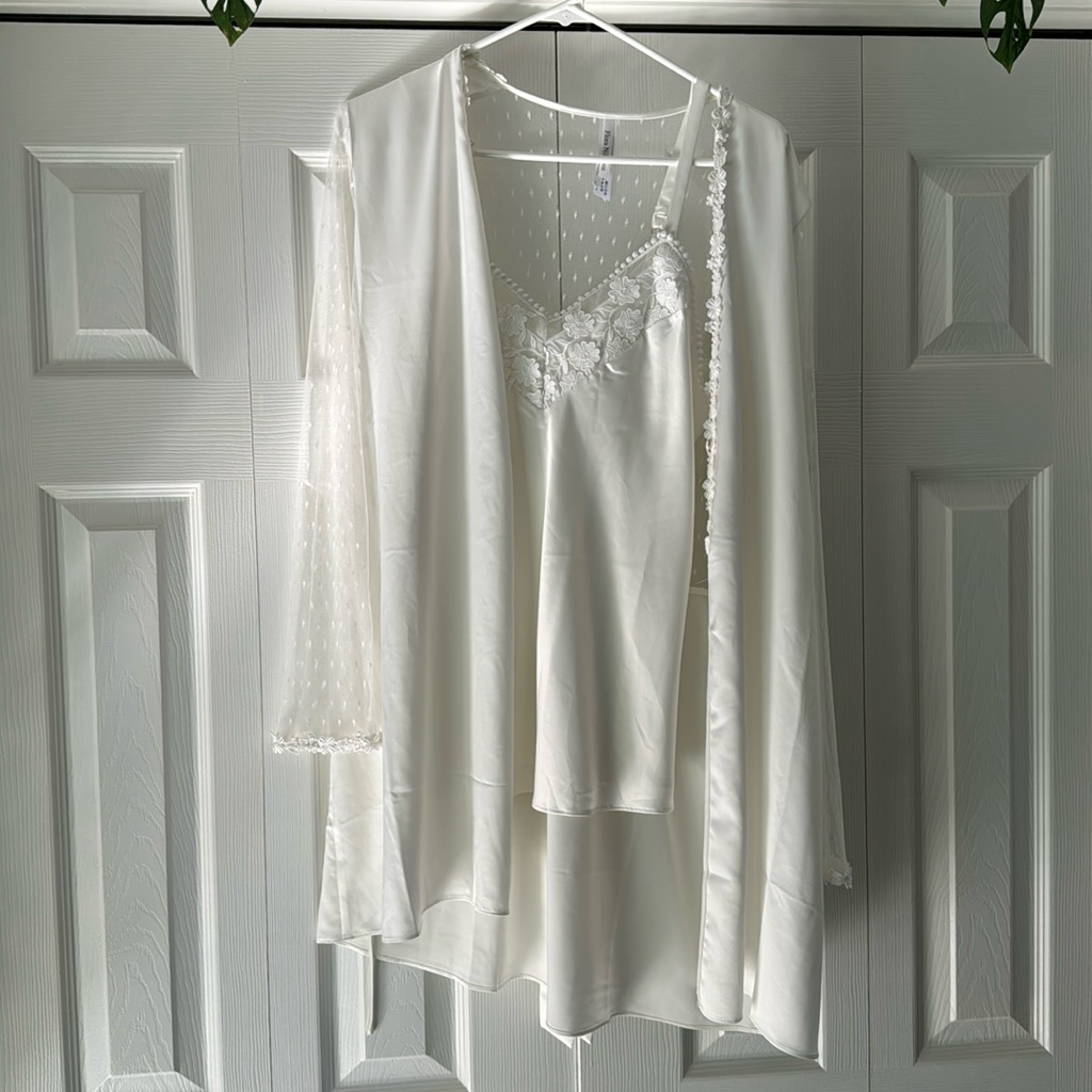 Flora Nikrooz White Elegant Robe